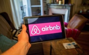 AIGINIONEWS:Χτύπησαν «κόκκινο» οι κρατήσεις στην Airbnb ενόψει των Χριστουγέννων