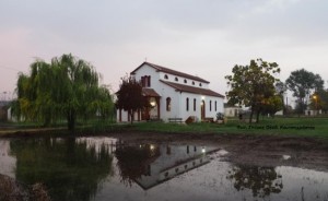 AIGINIONEWS: Αστρίτσα Καρδίτσας- Kαθάρισαν πρώτα την εκκλησία και μετά τα σπίτια τους