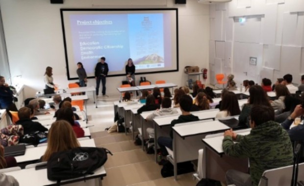 AIGINIONEWS:Καπνικός Σταθμός Κατερίνης: Θερινό Σχολείο εκμάθησης της Ελληνικής Γλώσσας για προσφυγόπουλα ηλικίας 10 - 12 ετών