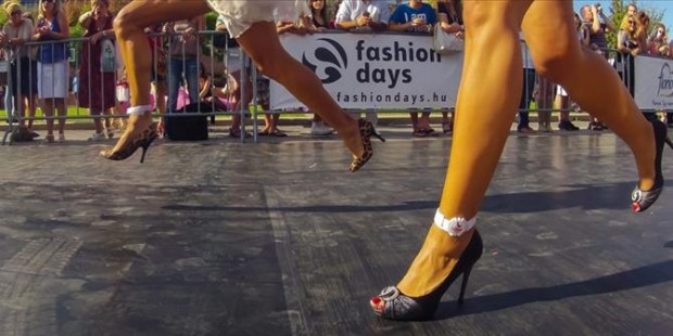 PARIS : Σέξι αγώνας δρόμου με ψηλοτάκουνα!
