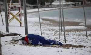 Ο άστεγος που «έστρωσε» στη χιονισμένη παραλία του Παλαιού Φαλήρου