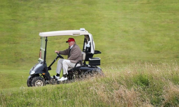 Ο Τραμπ συνεχίζει να περνά τα Σαββατοκύριακά του παίζοντας γκολφ