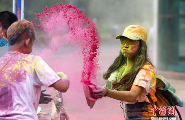 «Color Run»  Μάχη με χρώματα στο Πεκίνο