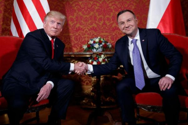 Ο Τραμπ ξεδιπλώνει το όραμά του για την Ευρώπη στη «φιλόδοξη Πολωνία», που αγοράζει Patriot